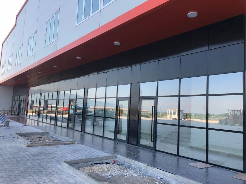 Fasadë xhami dhe alumini – detaj modern